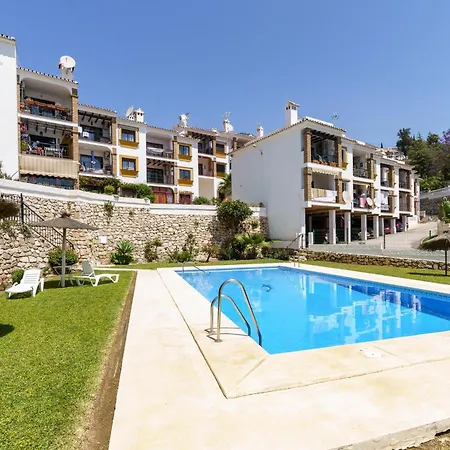 Sunny Tranquility With Pool - Happy Apartamento